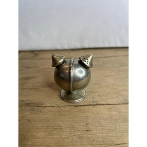 Salero de metal vintage con tapas de doble cono y base redonda para uso en la cocina - Product Image 3