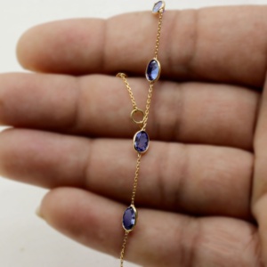 Bracelet en or jaune massif 18 carats avec tanzanite ovale naturelle sertie clos, collection Memoria Jewels, vente en gros - Product Image 5