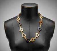 Collier artisanal en corne de bœuf marron, style bohème, longueur opéra, avec maillons cœur polis et fermoir à bascule, idéal pour les occasions festives