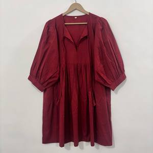 เดรสสั้นคอวี แขนสามส่วน ผ้าฝ้ายพิมพ์ลายดอกไม้แบบแฮนด์บล็อก เป็นมิตรต่อสิ่งแวดล้อม แต่งระบายชายกระโปรงด้วยลูกไม้ทำมือ สไตล์ไครา ชิโนเซอรี สำหรับโอกาสพิเศษ - Product Image 1