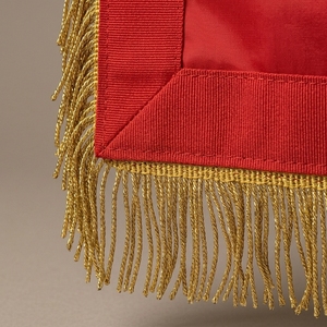 Tablier maçonnique classique personnalisé en velours blanc et rouge, résistant à l'eau, avec badge brodé 3D à franges dorées cousues - Product Image 6
