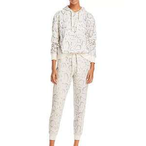 Nouvel ensemble de survêtement élégant personnalisé avec logo, comprenant un sweat à capuche court à épaules tombantes et un pantalon de jogging, 2 pièces pour femmes - Product Image 3