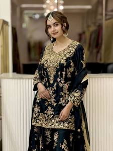 Traje Tradicional Indio-Pakistaní Negro Bordado para Mujer con Diseño Floral Dorado, Largo hasta el Suelo, Corte Regular, para Bodas - Product Image 2