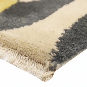 Alfombra de Lana con Patrón de Cadena en Amarillo Mostaza, Carbón y Marfil, Alfombra Moderna de Diseño Geométrico con Flecos, Ecológica, Antideslizante y Hecha a Mano - Product Image 6