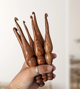 เข็มโครเชต์ไม้หรูหรา งานฝีมือประณีต จับถนัดมือ อุปกรณ์ถักนิตติ้งสำหรับการถักโครเชต์เป็นเวลานานทุกวัน - Product Image 1