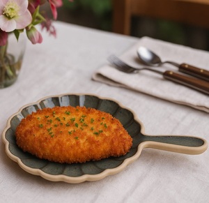 Plat de service en céramique festonné pour aliments croustillants – Élégant et très demandé pour la table à manger - Product Image 1