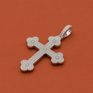 Pendentif de luxe personnalisé en argent 925 avec croix sertie de diamants Moissanite VVS pour homme et femme - Product Image 2