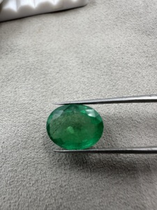 Esmeralda Zambiana Natural de 6.41 quilates, Corte Ovalado, Verde Intenso, Piedra Preciosa Suelta para Joyería - Product Image 3