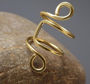 Bague artisanale en laiton plaqué or, motif spirale géométrique, esthétique chrétienne, ajustable, bijou statement pour femme - Product Image 3