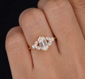 Bague de fiançailles en diamant taille hexagonale en or jaune 14 carats avec diamants de laboratoire et pierres latérales marquise en grappe – Bijou de mariée élégant - Product Image 1