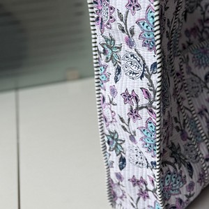 Sac fourre-tout matelassé en coton imprimé à la main, grand sac de week-end indien fait main, lavable - Product Image 1