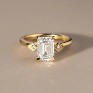 Anillo de Compromiso de Oro Amarillo de 14K con Diamante Cultivado en Laboratorio de Corte Esmeralda de 2CT y Piedras Laterales con Detalles de Diamantes - Product Image 1
