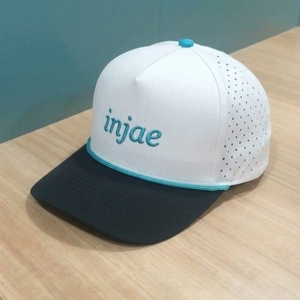 Gorra de Golf Personalizada OEM de 5 Paneles, Perforada con Corte Láser, Bordado Plano, Visera Precurvada, Estructurada, MOQ Bajo, ODM - Product Image 3