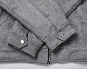 Chaqueta informal estilo workwear para hombre, color canela, de imitación de gamuza, con cremallera, cuello vuelto y cuatro bolsillos. - Product Image 4