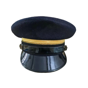 หมวกปีกแหลมสีดำลายทางปักลายพร้อมตราปักโลหะและที่คาดผม - เครื่องประดับศีรษะสำหรับผู้ใหญ่แบบยูนิเซ็กซ์ - Product Image 1