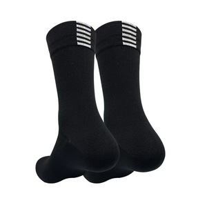 Chaussettes de sport personnalisées respirantes antidérapantes à séchage rapide en spandex tricoté uni pour l'été avec logo sur le revers pour la course et le basketball - Product Image 2