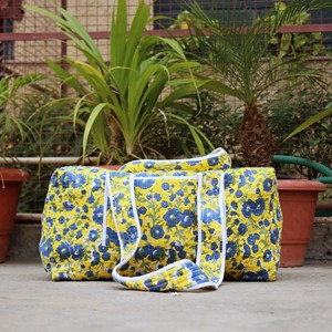 กระเป๋าเดินทางแบบมีซิปขนาดใหญ่ลายดอกไม้สีเหลืองน้ำเงิน  วัสดุผ้า - Product Image 3