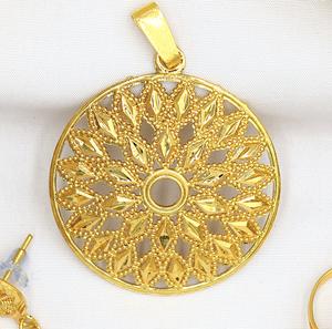 Pendentif en alliage de laiton plaqué or avec chaîne de boucles d'oreilles, ensemble de pendentifs tendance, bijoux de créateur traditionnels à l'exportation - Product Image 2