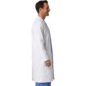 Bata de laboratorio cómoda que ofrece excelente cobertura, flexibilidad y comodidad durante todo el día para médicos, enfermeras, farmacéuticos y personal de laboratorio. - Product Image 3