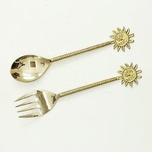 Juego de servicio de ensalada de Color dorado con mango en relieve de extremo de girasol de latón, vajilla pulida Natural, comida decorativa segura - Product Image 5