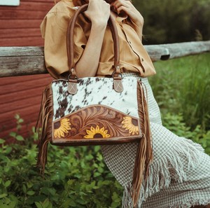 Sac fourre-tout en cuir de vachette tressé Western Sunflower avec franges |   Sac à main en cuir à poils pour femmes - Product Image 3