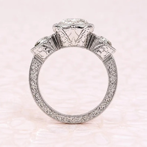 Bague de fiançailles de luxe en or blanc 14 carats avec trois diamants de laboratoire ovales allongés de 2,5 carats, certifiés IGI, taille Old Mine - Product Image 3