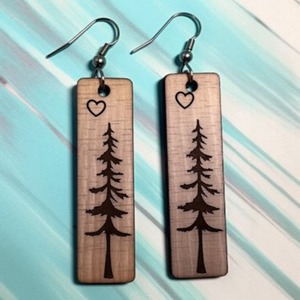 Boucles d'oreilles pendantes en bois avec motif arbre et cœur, gravées au laser, forme rectangulaire, bijoux artisanaux en bois naturel - Product Image 1