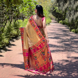 Sari en soie dorée à finition métallique rayonnante |   Tenue de mariée ethnique haut de gamme pour femme, longue, infroissable, idéale pour les soirées et bals de promo - Product Image 2