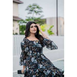 Elegante Vestido de Noche de Georgette con Hermoso Estampado Floral Digital - Product Image 1