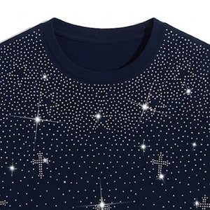 เสื้อยืดโอเวอร์ไซส์สีน้ำเงินประดับเพชรเทียมสำหรับผู้ชาย สไตล์สตรีทแวร์พรีเมียม ผ้าฝ้าย รับสกรีนโลโก้จำนวนมาก แฟชั่นกลางแจ้ง ลดราคาพิเศษ - Product Image 2