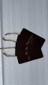 Mejore la imagen de su marca con nuestras etiquetas colgantes impresas en lámina de lujo, diseñadas para prendas de alta gama y colecciones artesanales al por mayor. - Product Image 4