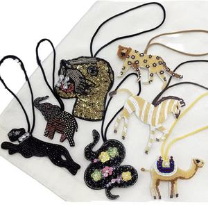 Porte-clés et breloques de poignet vintage faits main, multicolores, avec strass, lettres de l'alphabet et initiales, pour fête, thème animaux - Product Image 1