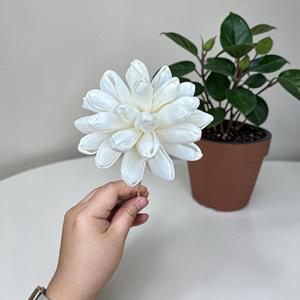 Flores de Sola Hechas a Mano y Sostenibles, Tipo Dalia de Nieve, Fibra Vegetal de Sesbania, 8.5 CM, Phra Nakhon Si Ayuttaya - Product Image 6