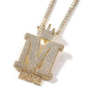 Collier tendance en or avec lettre couronnée et accents de diamants Moissanite, pendentif initial entièrement serti et chaîne incrustée de pierres – Style mode - Product Image 1