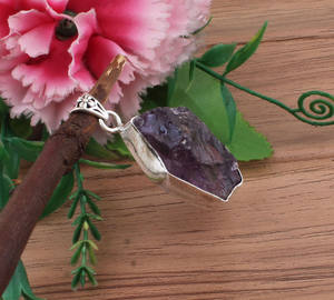 Collar Vintage con Colgante de Amatista Chapado en Platino, Plata de Ley 925, Piedra Natural en Bruto, Engaste de Bisel, Estilo Delicado, Febrero - Product Image 1