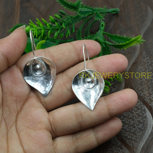 Boucles d'oreilles pendantes en argent faites à la main, forme de feuille abstraite, minimalistes, artisanales, légères, bijoux de mode, cadeau pour femme - Product Image 3