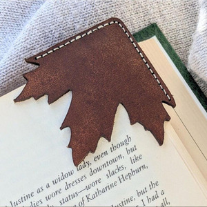Marcapáginas personalizado de cuero con forma de hoja de arce, accesorio de regalo único para amantes de los libros, estudiantes y profesionales, a precio de mayoreo. - Product Image 5