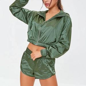 Survêtements pour femmes avec logo personnalisé du fabricant, coupe-vent en nylon de haute qualité, haut court zippé, ensembles de jogging légers pour femmes - Product Image 5
