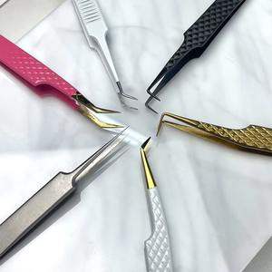 แหนบติดขนตา Diamond Grip Lash Tweezers แบรนด์ส่วนตัว สีชมพู สแตนเลส ปลายไฟเบอร์ 45 90 องศา แบบด้าน ป้องกันแม่เหล็ก ขนาด 10 มม. - Product Image 3