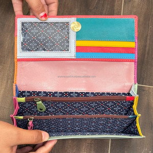 Cartera de mano de cuero reciclado con estampado de animales para mujer, bolso de cuero colorido hecho a mano ecológico con cierre a presión y ranura para tarjeta - Product Image 6