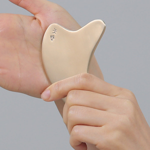 เครื่องมือขูดหน้า NOBBAN Heart Gua Sha, ผลิตจากทองเหลืองเกาหลี (โลหะผสม 78:22), ช่วยยกกระชับใบหน้าและนวดหน้า - Product Image 2