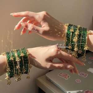 Bracelets Churiyan Kasmiri de couleur verte, Kadda Ghungaro doré, perles, design géométrique tendance, couleurs et tailles personnalisables, pour femmes - Product Image 2