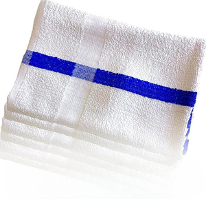 Complétez votre collection d'accessoires sportifs avec cette serviette de sport offrant une structure compacte, un rangement facile et un aspect soigné. - Product Image 6