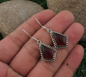 Boucles d'oreilles pendantes en quartz cerise naturel, argent sterling 925 plaqué argent, pierre rose, texture perlée de luxe, bijoux pour soirée - Product Image 5