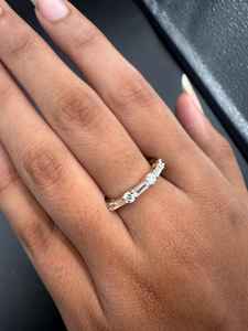 Bague éternelle unisexe en or massif 14 carats avec diamants de laboratoire ronds et baguette, bijoux fins modernes pour petite amie - Product Image 4