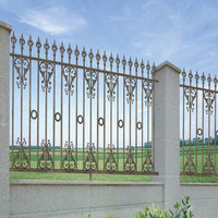 Panneaux de clôture extérieurs en métal élégants avec poteaux robustes, clôtures décoratives en fer et portails en treillis pour des solutions d'intimité sécurisées.