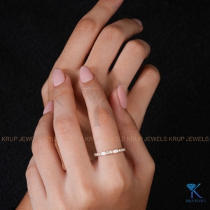 Anillo de boda minimalista de oro amarillo macizo de 14 quilates para mujer con diamantes de laboratorio en baguette alternados, media eternidad, apilable - Product Image 6