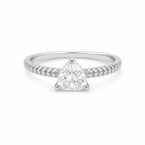Anillo de compromiso con diamante de corte triangular en oro blanco con engaste de puntas, joyería fina clásica para mujer - Product Image 1