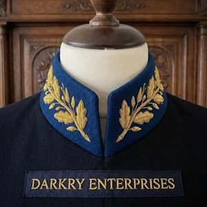 Service de personnalisation de vêtements sur mesure : broderie artisanale en or massif, col en laine bleu marine, motif nœud de blé, fabricant de vêtements sur mesure - Product Image 1