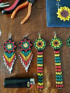 Pendientes de cuentas de vidrio de diseño para eventos especiales y celebraciones que exhiben patrones creativos y un acabado de calidad premium. - Product Image 2